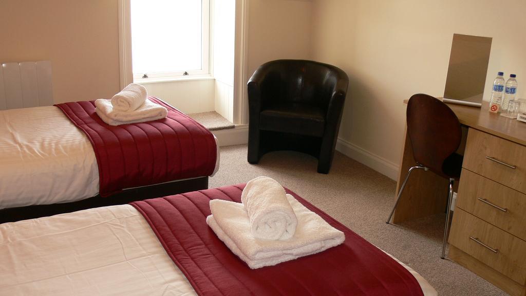 The Home Arms Guesthouse อายเมาธ์ ภายนอก รูปภาพ